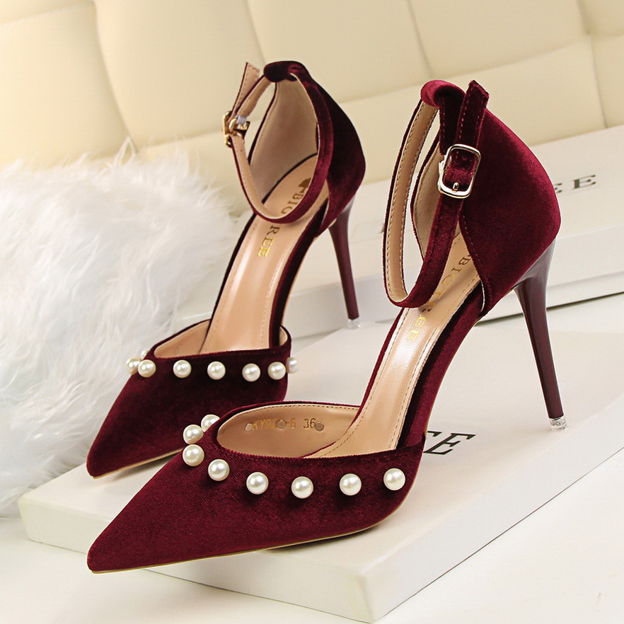 923-6 han edition fashion show thin thin and delicate high-heeled light suede pointed mouth pearl hollow word with sanda