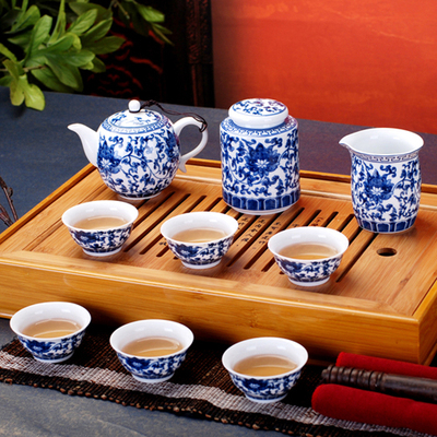 标题优化:景德镇陶瓷茶具高白泥青花瓷缠枝莲9头带茶叶罐功夫茶具整套 礼盒