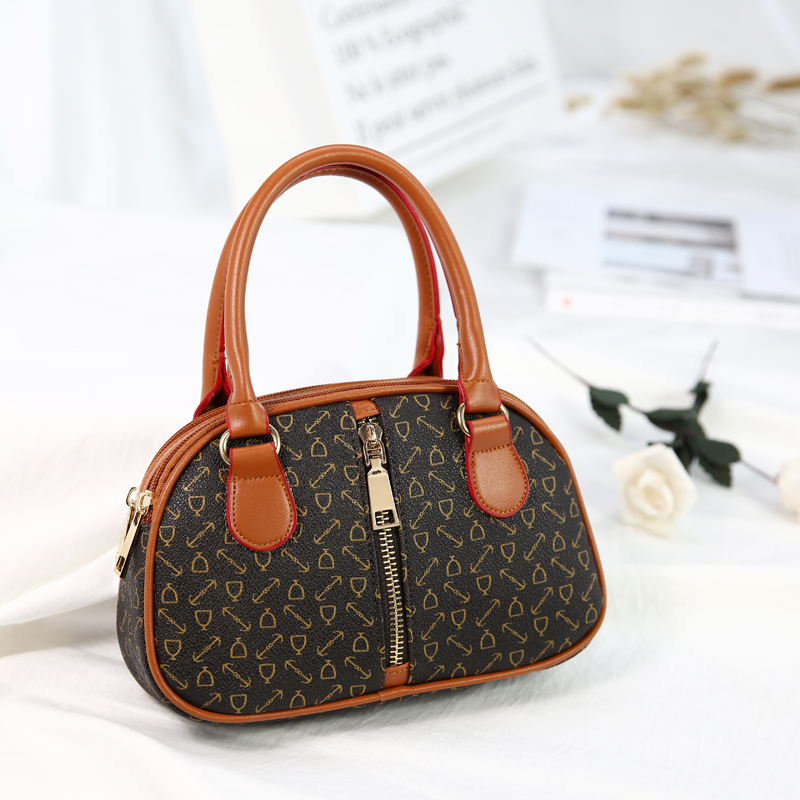 old middle-aged mom grocery shopping phone change clutch shoulin handbags elderly mini portable small bag