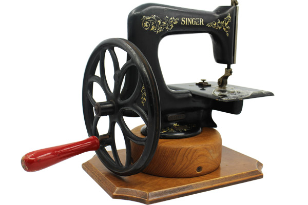 一起见证130多年的古董缝纫机是什么样 <wbr>老古董缝纫机收藏价值 一起见证130多年的古董缝纫机是什么样 <wbr>老古董缝纫机收藏价值