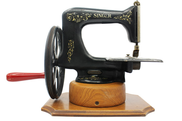 一起见证130多年的古董缝纫机是什么样 <wbr>老古董缝纫机收藏价值 一起见证130多年的古董缝纫机是什么样 <wbr>老古董缝纫机收藏价值