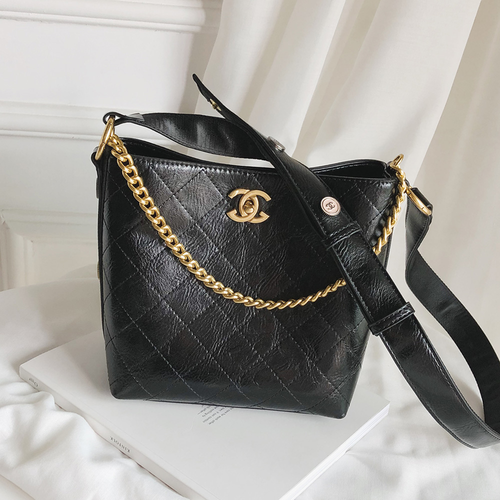 en 2019, le nouveau petit vent parfumé matelassé chaîne sac seau médaillon large sangle hippie sac à bandoulière en cuir messenger femme sac en 2019, le nouveau petit vent parfumé matelassé chaîne sac seau médaillon large sangle hippie sac à bandoulière en cuir messenger femme sac