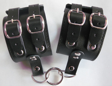 Предметы страсти Альтернативные игрушки Безопасные наручники (красная кожа) Наручники, кандалы, орудия пыток, браслеты, кандалы
