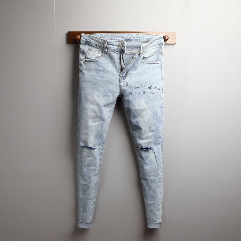 printemps de nouvelles personnalité genou couteau ripped jeans des hommes de la mode dongdaemun lettres de l'impression de pieds pantalons marée printemps de nouvelles personnalité genou couteau ripped jeans des hommes de la mode dongdaemun lettres de l'impression de pieds pantalons marée