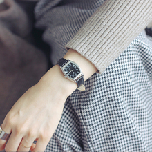 В Южной Корее Julius Roman нарезал эпидермис пары часы для мальчиков и девочек