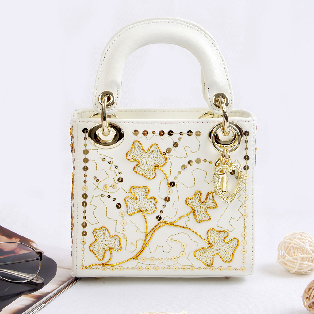 trèfle broderie mini éphémères pack jurchen cuir paillettes quantité limitée de 2019 au début du printemps nouveau single épaule messenger sac à main trèfle broderie mini éphémères pack jurchen cuir paillettes quantité limitée de 2019 au début du printemps nouveau single épaule messenger sac à main