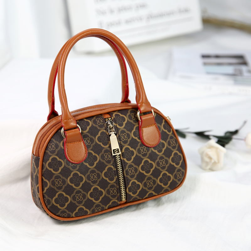 old middle-aged mom grocery shopping phone change clutch shoulin handbags elderly mini portable small bag