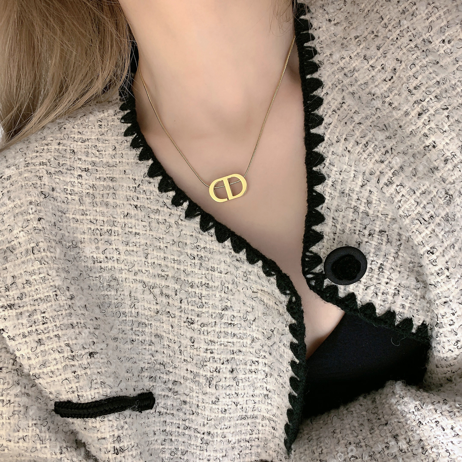 European and American Entry Lux Niche Gold Titanium Steel Necklace Women's High-Grade Fashionable Temperamental All-Match Short Clavicle Chain Sweater Chain