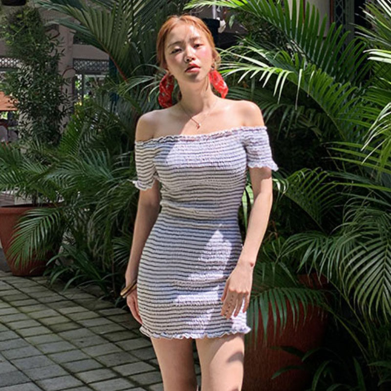 เสื้อผ้าผู้หญิง Summer Korea ins Can Sweet Can Salty Small Sexy Frill Fight Football Word Shoulder Income Waist Show Thin Stripe  