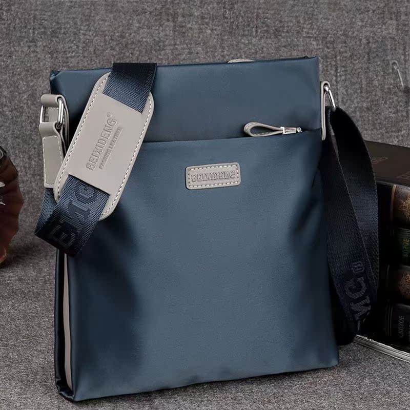 la nouvelle version de la simple oblique accrochage mâle garçon sac de voyage élèves de l'école secondaire sandwich hommes simple sac à bandoulière pour hommes léger décontracté la nouvelle version de la simple oblique accrochage mâle garçon sac de voyage élèves de l'école secondaire sandwich hommes simple sac à bandoulière pour hommes léger décontracté