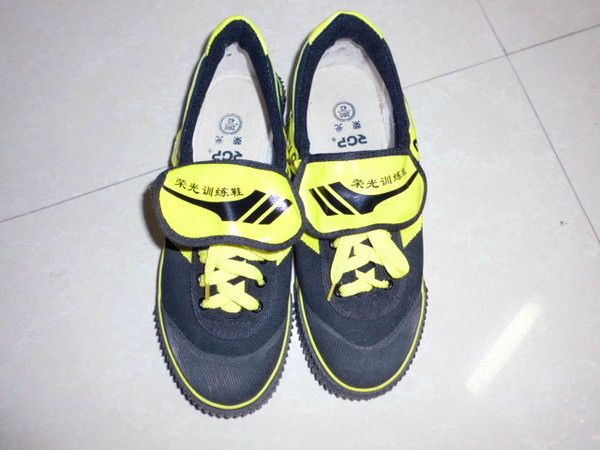 特价中国名牌正品荣光足球训练鞋 足球鞋钉子鞋田径鞋运动鞋