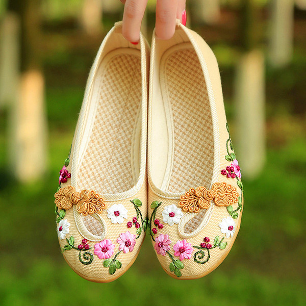 夏季妈妈民族风绣花老北京布鞋女平跟中老年圆头浅口休闲黑色套脚