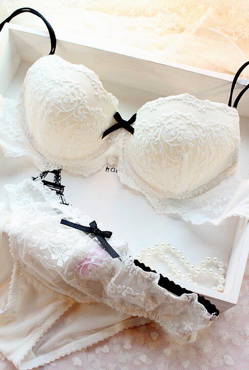 法国原单甜美刺绣蕾丝性感 女士白色聚拢加厚文胸内衣套装#9073