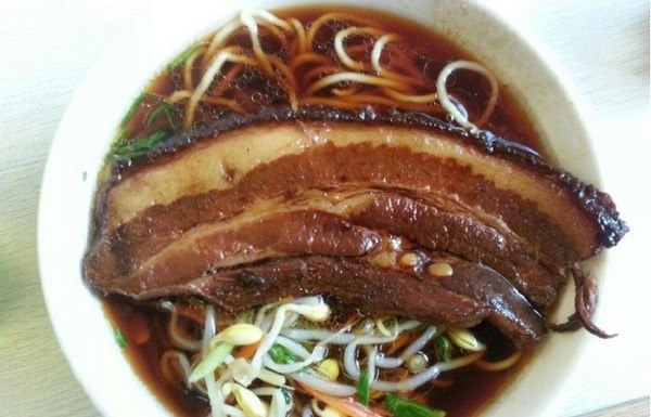 贵州特色小吃秘制大肉粉大肉面米皮