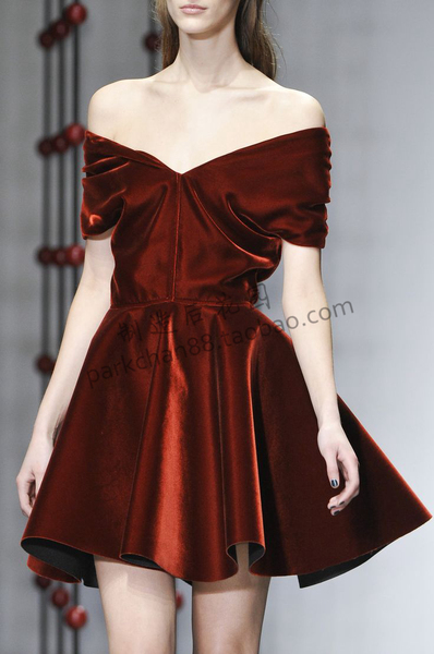 制造后花园*秀场同款 复古致敬丝绒质感性感露肩高腰暗红连衣裙