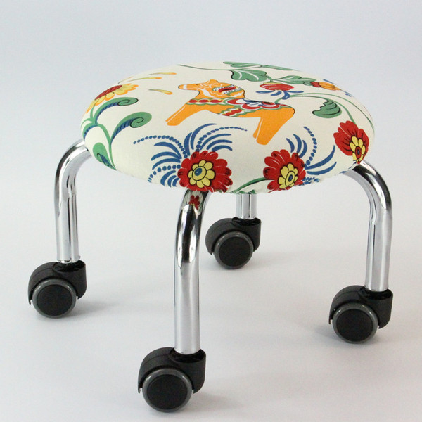 包邮带轮小凳子圆板凳軲辘卡通矮凳儿童学步凳滑轮凳皮凳带娃神器