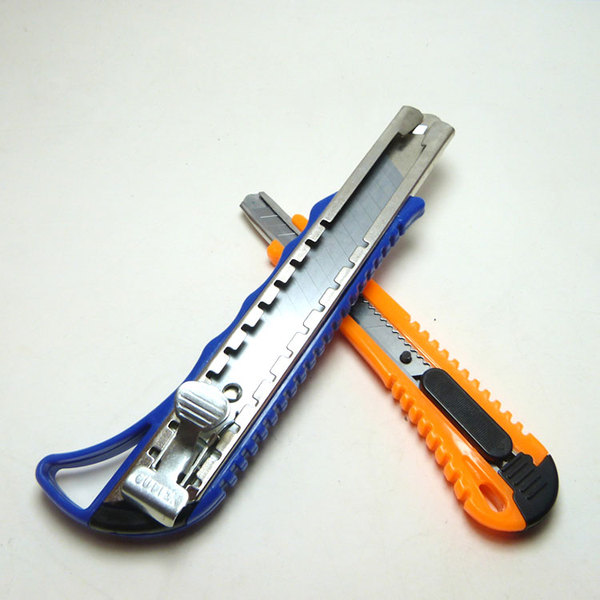 吸卡装金属滑扣大号美工刀 学生美工刀办公文具裁纸刀手工裁剪刀