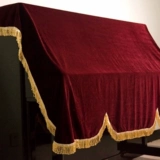 Пиано -пылевой чехол, наполовину покрытый утолщенным бархатом, ткани, фортепианной скамейкой