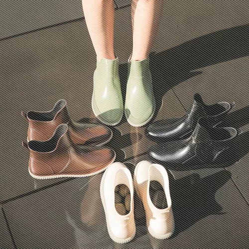 Лето дождевых ботинок водяной обуви самка лето o Полет