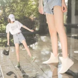 Лето дождевых ботинок водяной обуви самка лето o Полет