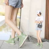 Лето дождевых ботинок водяной обуви самка лето o Полет