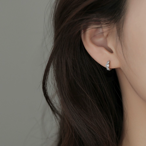 Небольшой цирконий, дизайнерские серьги, серебро 925 пробы, коллекция 2023, легкий роскошный стиль