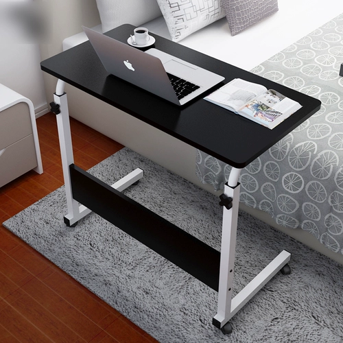 Студент колледжа ленивые ноутбуки создают столовые столовые столы при постельном виде за столом для мобильных домов.