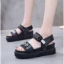 Dép sandal lưới đỏ nữ mùa hè năm 2019 mới hoang dã muffin dày đáy giày đi biển - Giày thể thao / sandles dép sandal adidas