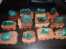 Ювелирный камень 黄石铜录山天然孔雀石小摆件（送精美酸枣枝底座）