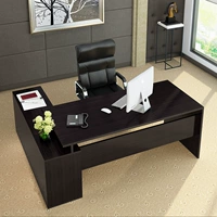 Сотрудники простой современный босс сингл -отдельный стол с кабинетом офисной мебели столик за столом модного менеджера