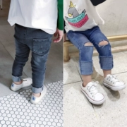 Streaky quần áo trẻ em Hàn Quốc phiên bản của lỗ đầu gối jeans Slim 2018 mùa xuân mới quần tây giản dị trai