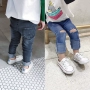 Streaky quần áo trẻ em Hàn Quốc phiên bản của lỗ đầu gối jeans Slim 2018 mùa xuân mới quần tây giản dị trai quần áo sành điệu cho be gái
