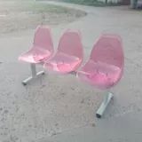 Три -частный прозрачный пластиковый стул