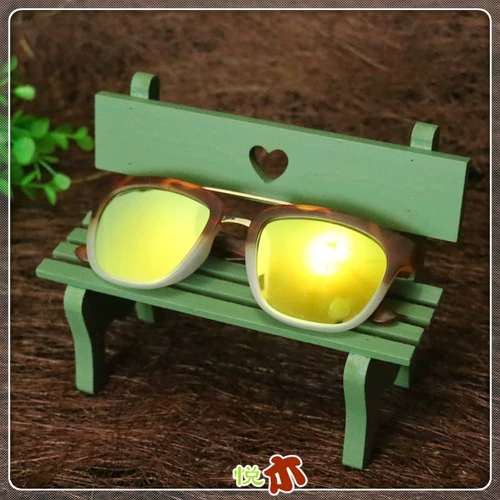 Стенд, солнцезащитные очки, деревянный декор