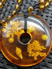 Украшения на шею 农村收购的老古玩老蜜蜡老琥珀带花草叶珀金珀圆环平安扣挂件项链