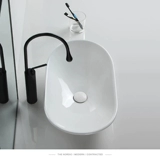 Столеты горшков на мебели табличного бассейна углубляют бассейн керамический отель столешница бассейн