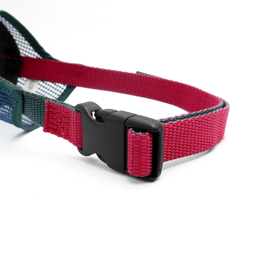 Японский корпус рта в японском рте называется анти -планом для пищи собаки против званой маски большая собака золотисто -ретривер маленький плюшевый рот