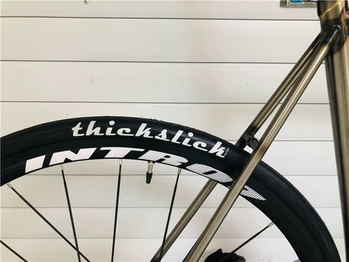Смолс и скользкие шины Летающие велосипедные велосипедные шины 700C 23 25C Анти -устойчивость