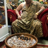 Яйцо Датта Таиланд Амулеты Азан Цзян Кай любит людей, чтобы помочь цветам персика, гетеросексуализму, богатство руна масла