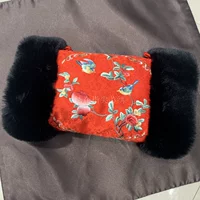 Красные улыбки часто открываются