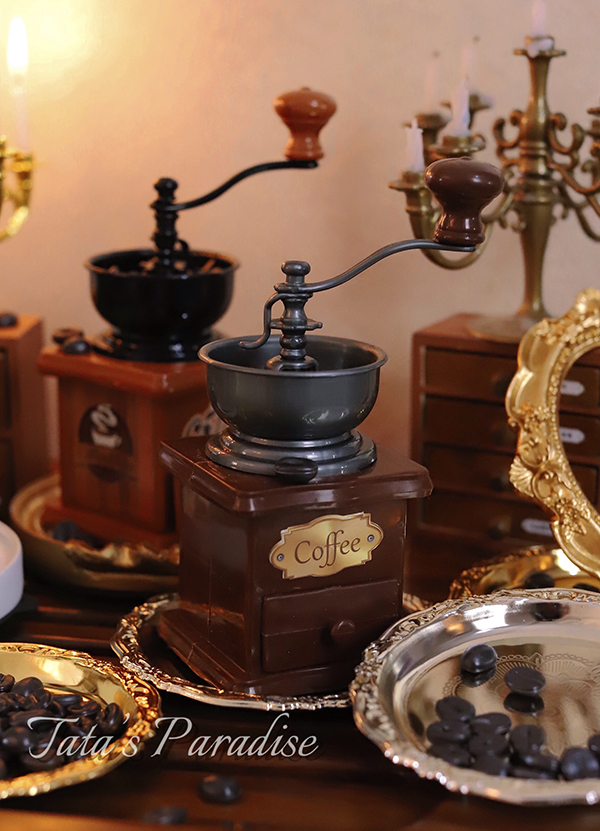 C Tujino Hand Coffee Machine1 / 3 points uncle BJD.SD Baby House Photo Props Mini simulation parts Retro Hand shake Coffee machine Coffee pot