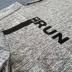 Một chiếc áo khoác nam Dema UNDER ARMOR UA lỏng nhanh khô tay chạy áo thun thể thao siêu mỏng 1324500 - Áo phông thể thao Áo phông thể thao