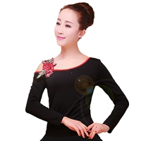 Ее вышитые плечи цветы с длинными рукавами черные