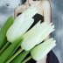 Hoa tulip trắng tinh khiết cao mô phỏng hoa giả dưỡng ẩm cảm thấy thật sống bàn bàn trang trí hàng đầu hoa lụa - Trang trí nội thất