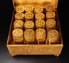 Винтажные предметы обихода из золота 珍藏铜鎏金镶宝石经书一箱佛经经书16卷