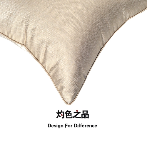 Бежевый диван, современная и минималистичная квадратная подушка