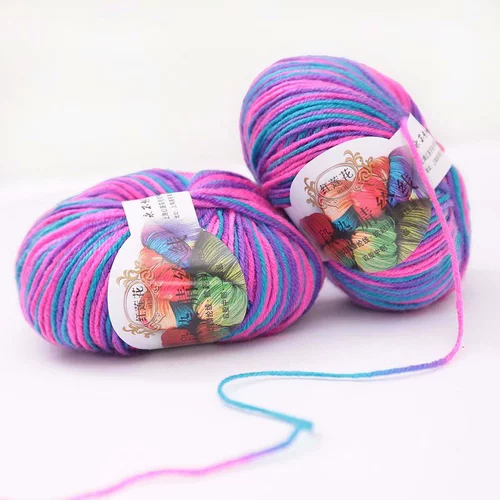 Радужный разноцветный клубок пряжи, плетеные тапочки, туфли, обувь, подушка, одеяло