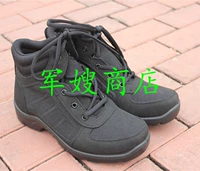 На открытом воздухе в черном легком весе новые хлопчатобумажные ботинки на открытых ботинках -это мужчины и женщины