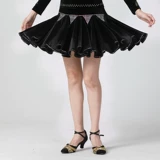 Бархатная танцующая элитная черная демисезонная юбка