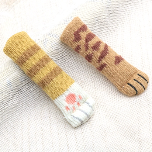 Единственная утолщенная перчатка в дверной ручке.